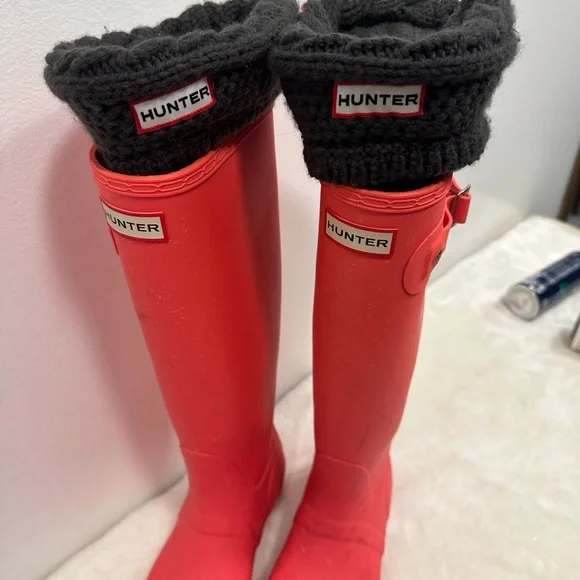 Hunter boots! Tall bright hot pink mud rain boots size 9! Hunter socks included - Picture 9 of 9